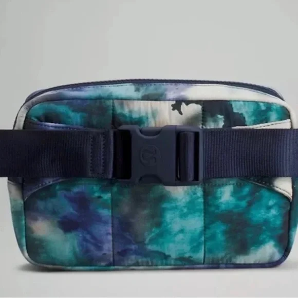 Lululemon everywhere Belt Bag NWT - Picture 2 of 5